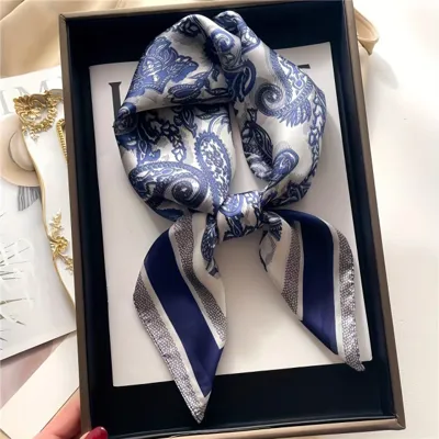 Elegantna modra satenasta kvadratna ruta z paisley vzorcem